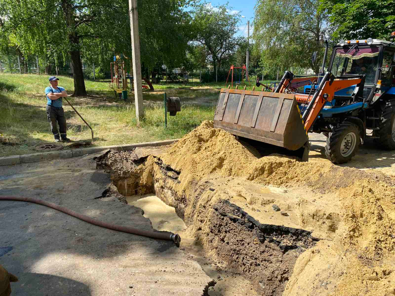 В Індустріальному районі відновлюють водоводи
