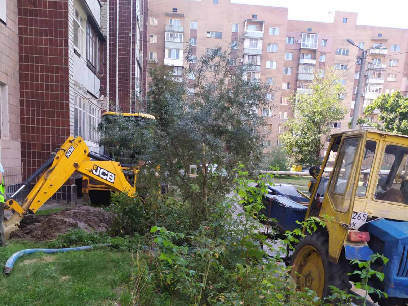 У Новобаварському районі оперативно відновлюють водоводи