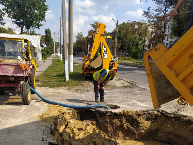 У Новобаварському районі оперативно відновлюють водоводи