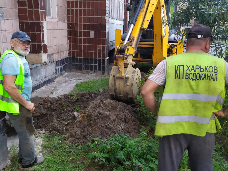 У Новобаварському районі оперативно відновлюють водоводи