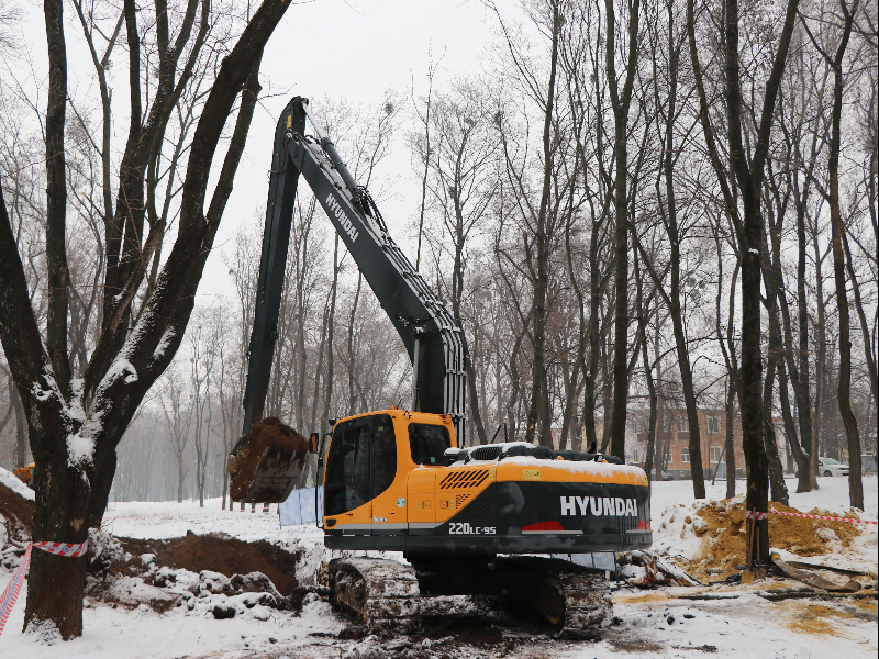 У Новобаварському районі відновлюють колектор