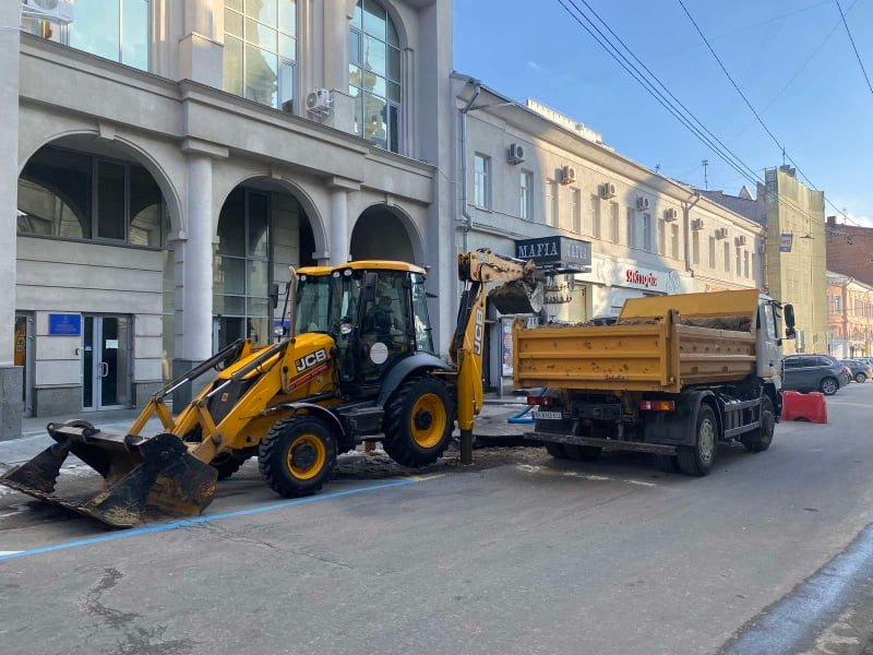 Бригади КП «Харківводоканал» оперативно усунули протікання на трубопроводі по вулиці Квітки-Основ'яненка