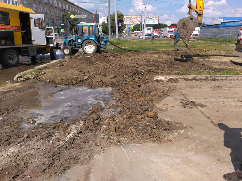 У Новобаварському районі відновлюють водоводи