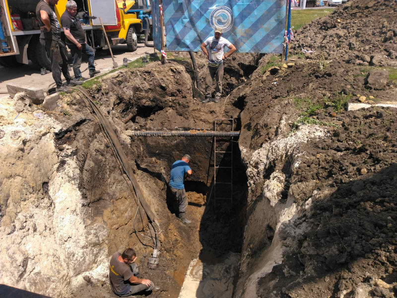 У Новобаварському районі відновлюють водоводи