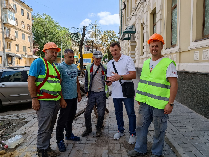 Ремонтники КП «Харківводоканал» виконують щодня понад 80 заявок з відновлення водовідведення.