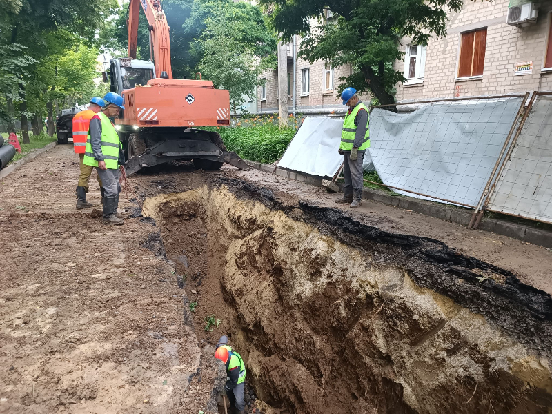 Ремонтники КП «Харківводоканал» виконують щодня понад 80 заявок з відновлення водовідведення.