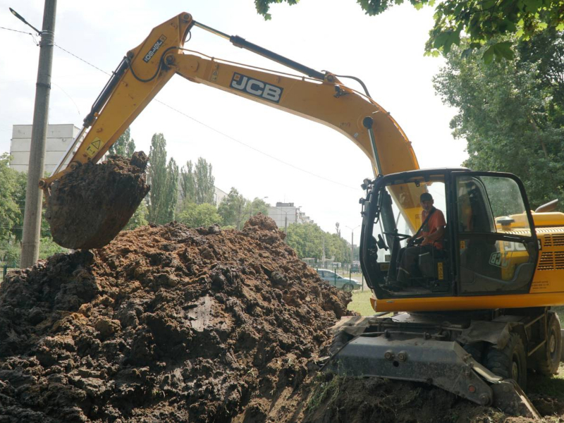 В Індустріальному районі ремонтують водоводи