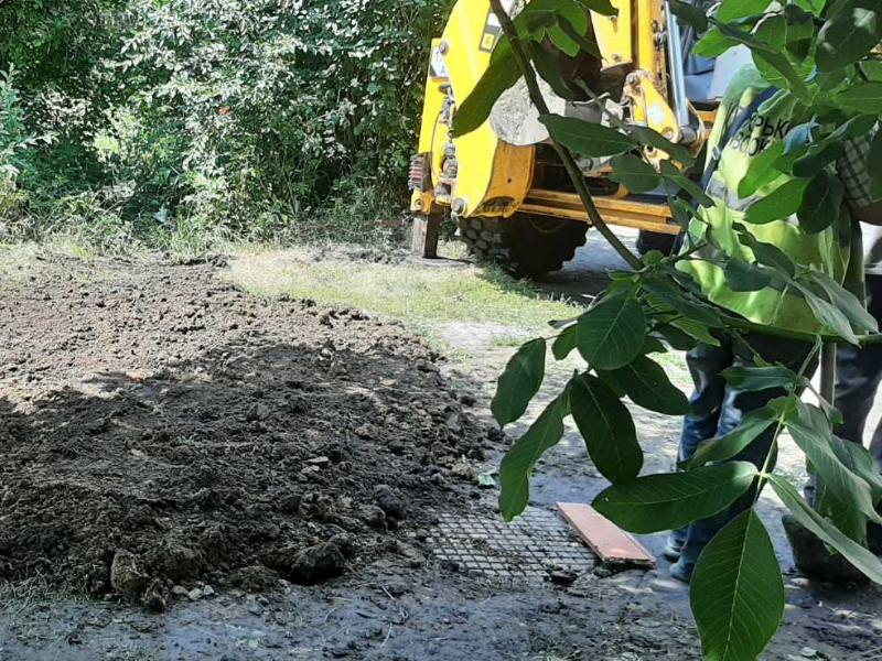 В Індустріальному районі ремонтують водоводи