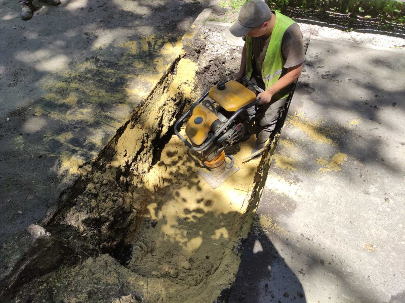 В Індустріальному районі ремонтують водоводи