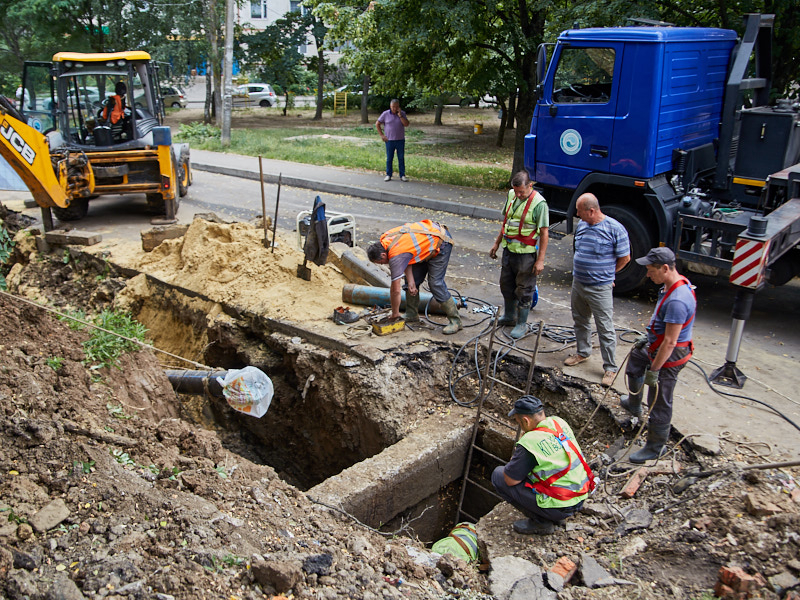 У Харкові продовжують міняти мережі водопостачання