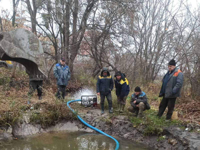 У Новобаварському районі оперативно ремонтують водоводи