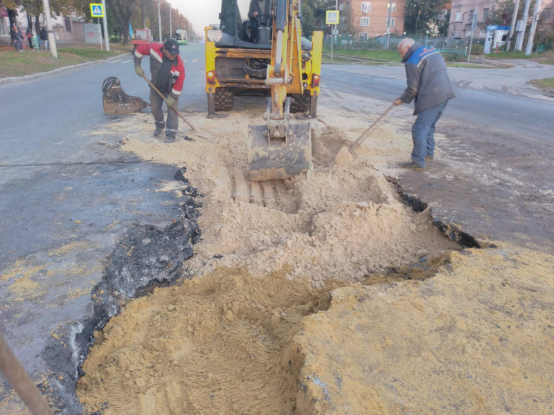 У Новобаварському районі оперативно ремонтують водоводи