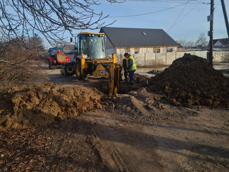 У Немишлянському районі усувають аварію на водоводі