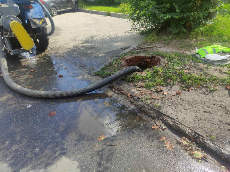 В Індустріальному районі оперативно ремонтують водопровідні мережі