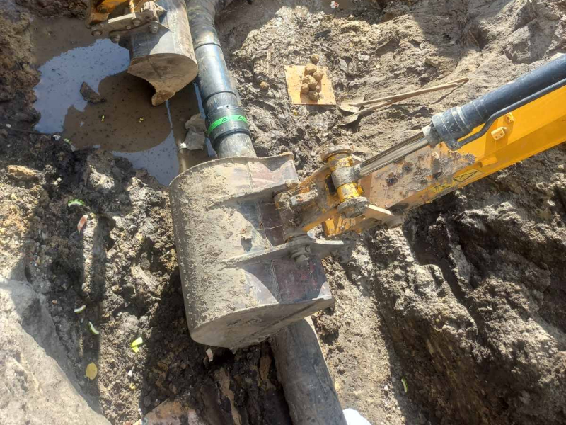 Ремонтники КП «Харківводоканал» оперативно поновили позаштатну ситуацію на водоводі після попадання снаряда у Київському районі