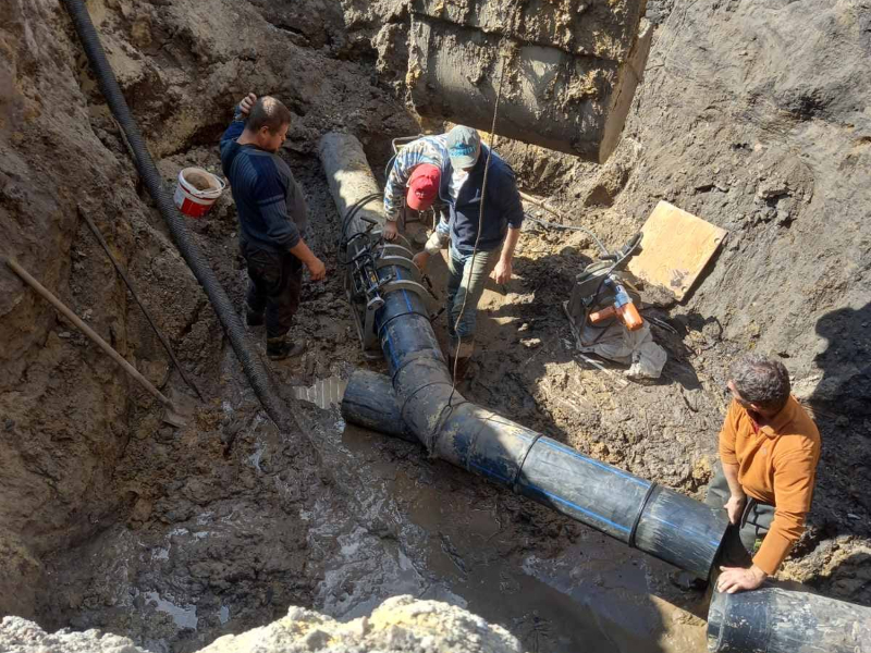 Ремонтники КП «Харківводоканал» оперативно поновили позаштатну ситуацію на водоводі після попадання снаряда у Київському районі