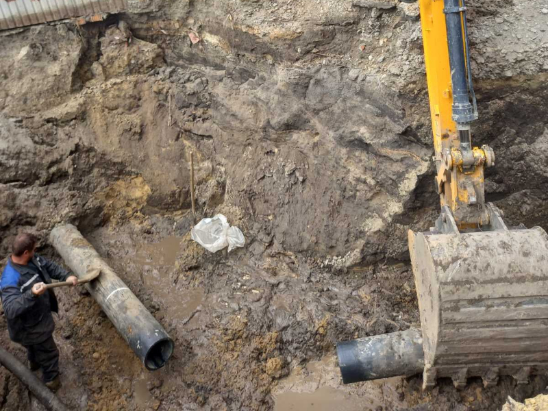 Ремонтники КП «Харківводоканал» оперативно поновили позаштатну ситуацію на водоводі після попадання снаряда у Київському районі