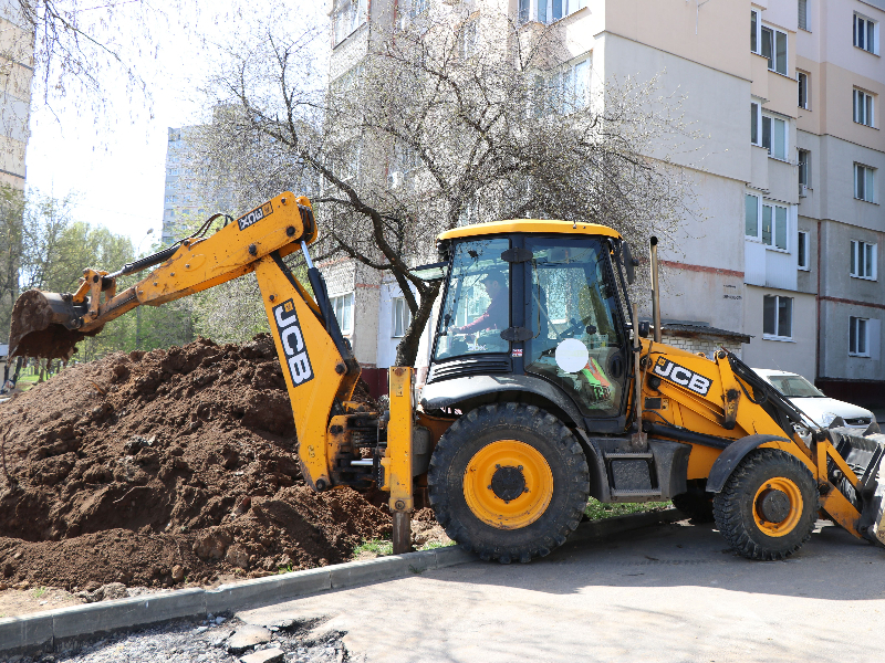 На вулиці Ахсарова оновлюють водовід