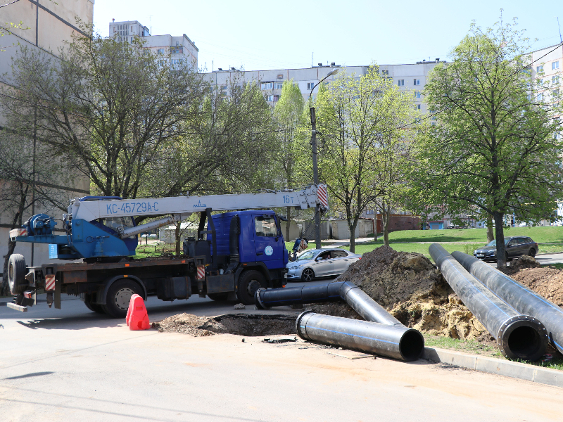 На вулиці Ахсарова оновлюють водовід
