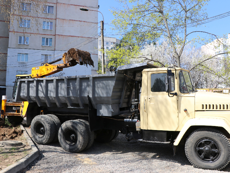 На вулиці Ахсарова оновлюють водовід