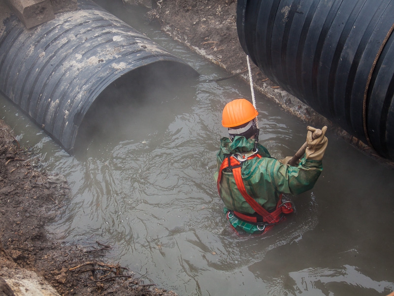 Несанкціоновані скидання в стічні води є однією з причин руйнування каналізаційних колекторів