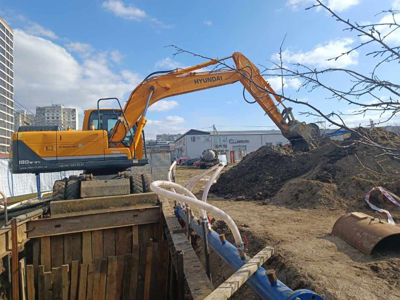У Київському районі відновлюють колектор