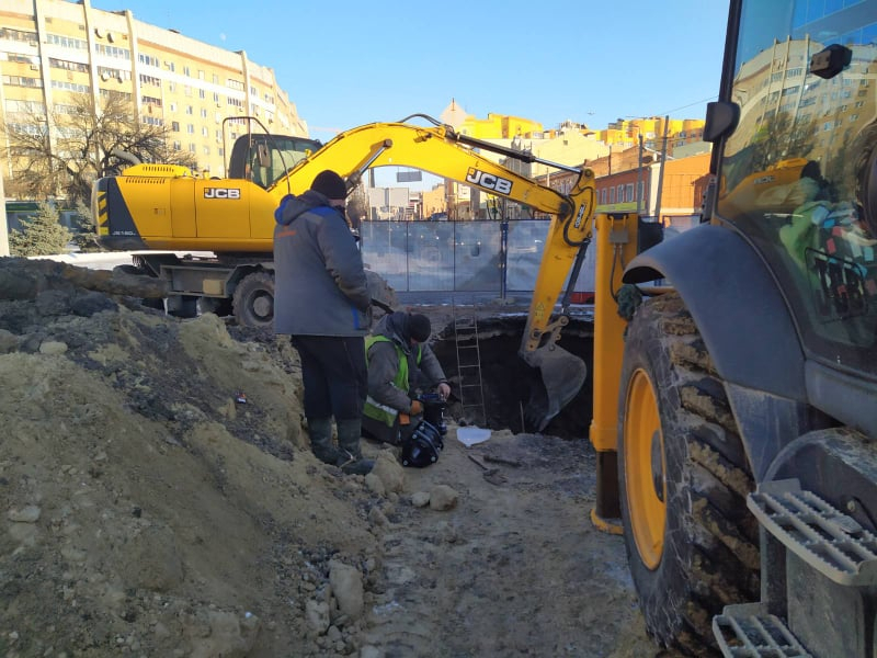 Бригади КП «Харківводоканал» ліквідують пошкодження на трубопроводі на Московському проспекті