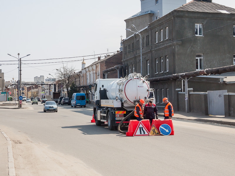 По вулиці Великій Панасівській проводиться заміна ділянки каналізаційного колектора