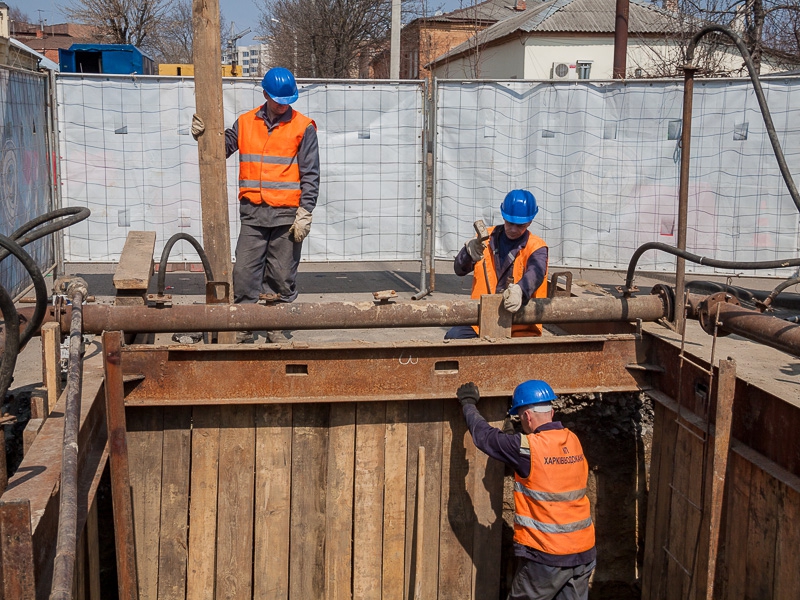 По вулиці Великій Панасівській проводиться заміна ділянки каналізаційного колектора