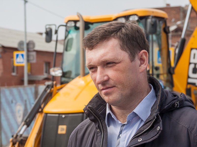 По вулиці Великій Панасівській проводиться заміна ділянки каналізаційного колектора