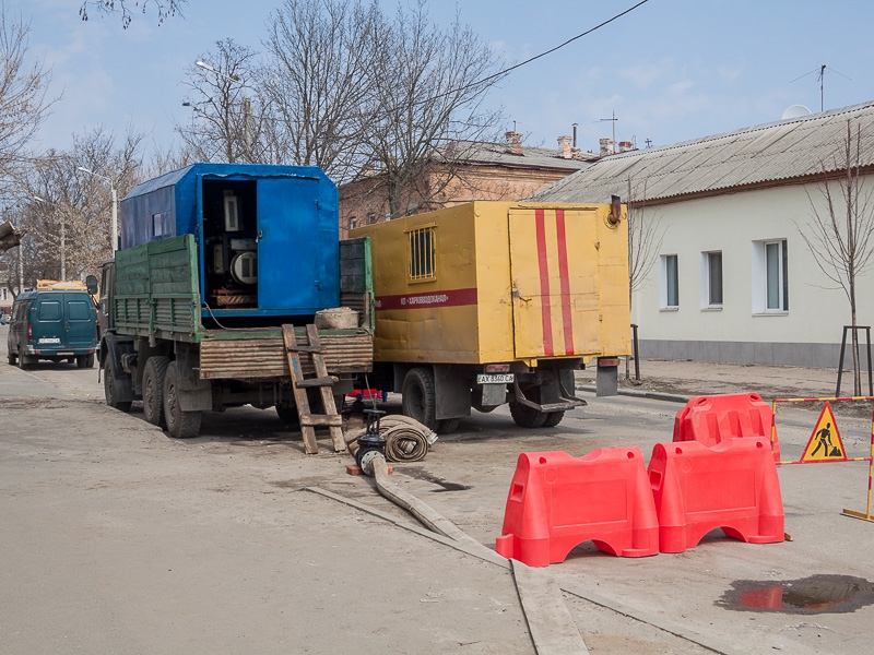 По вулиці Великій Панасівській проводиться заміна ділянки каналізаційного колектора