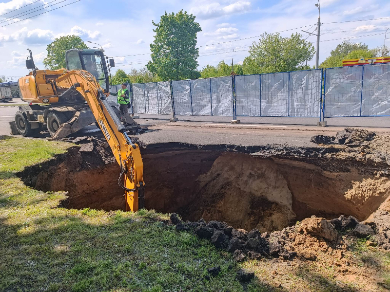 Бригади «Харківводоканалу» оперативно ліквідують аварію на каналізаційному колекторі
