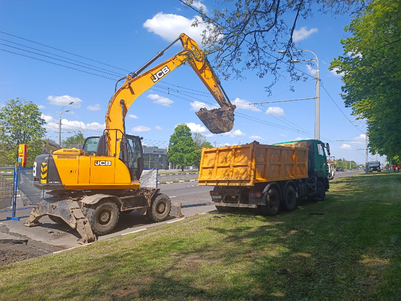 Бригади «Харківводоканалу» оперативно ліквідують аварію на каналізаційному колекторі