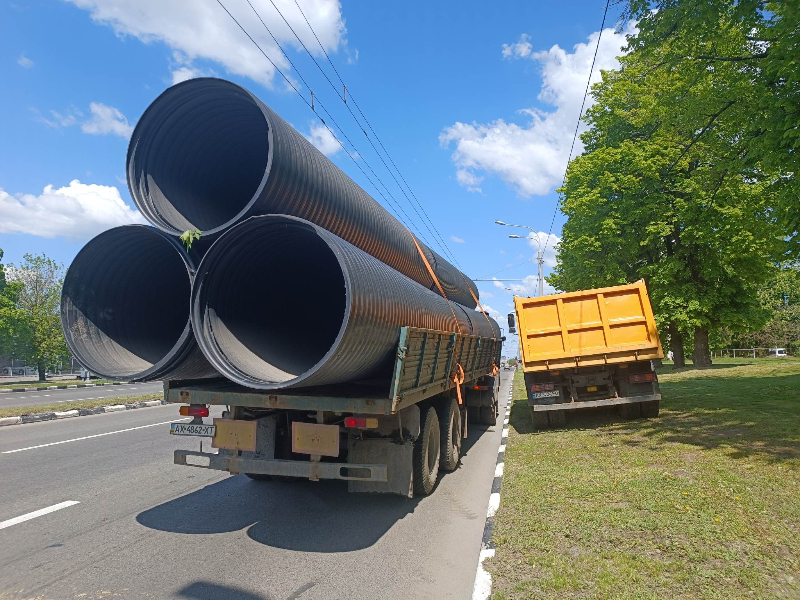 Бригади «Харківводоканалу» оперативно ліквідують аварію на каналізаційному колекторі