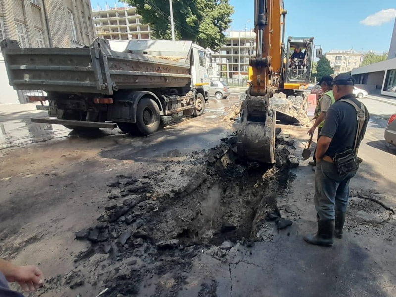 У Харкові масштабно відновлюють трубопроводи холодної води