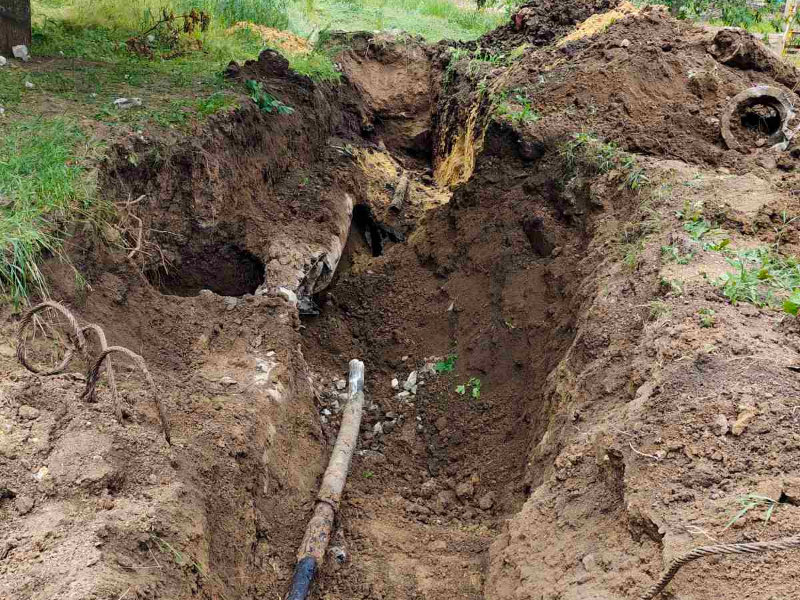 У Київському районі відновлюють пошкоджені обстрілами водоводи