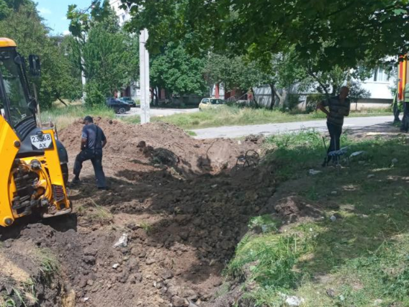 У Київському районі відновлюють пошкоджені обстрілами водоводи