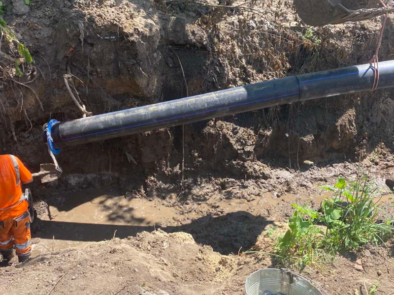 У Київському районі відновлюють пошкоджені обстрілами водоводи
