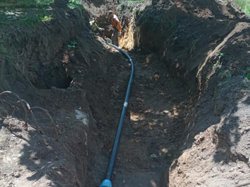 У Київському районі відновлюють пошкоджені обстрілами водоводи