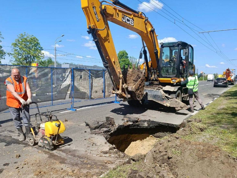 Ремонтники «Харківводоканалу» ліквідують складну аварію на проспекті Гагаріна