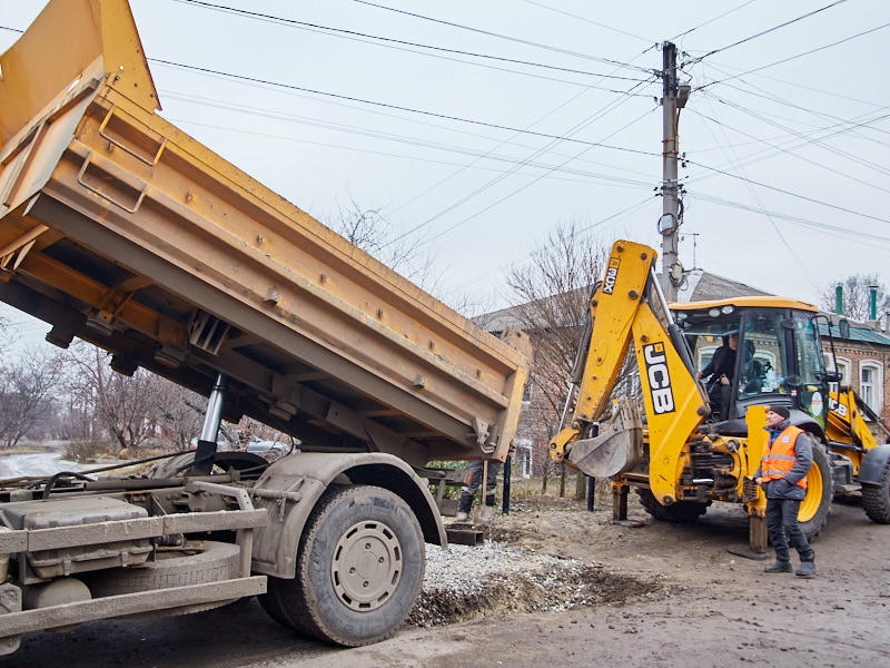 Бригади КП «Харківводоканал» упорядковують територію на місцях розриттів