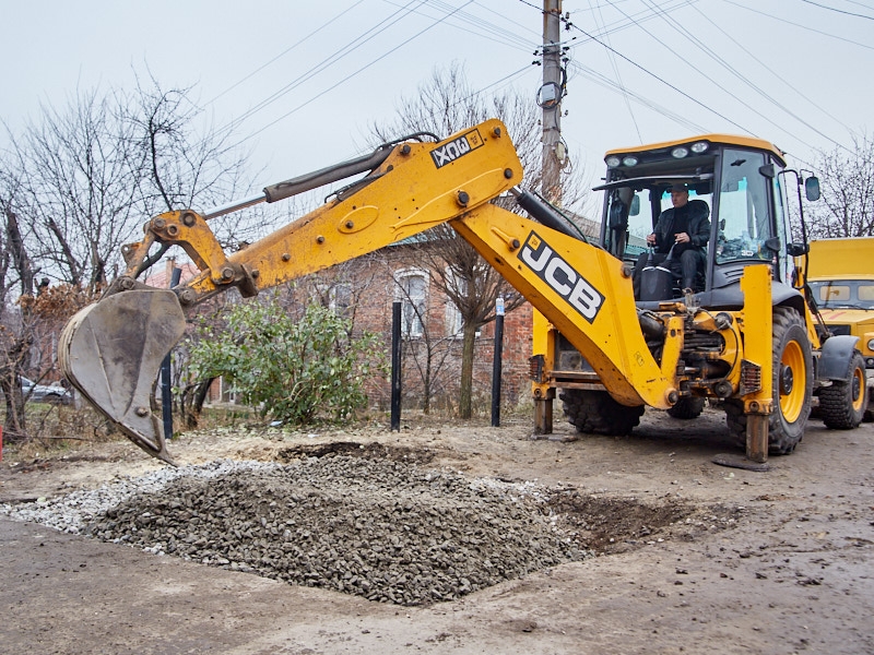 Бригади КП «Харківводоканал» упорядковують територію на місцях розриттів