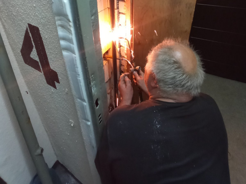 У Салтівському районі оперативно відновлюють пошкоджені обстрілами внутрішньобудинкові системи