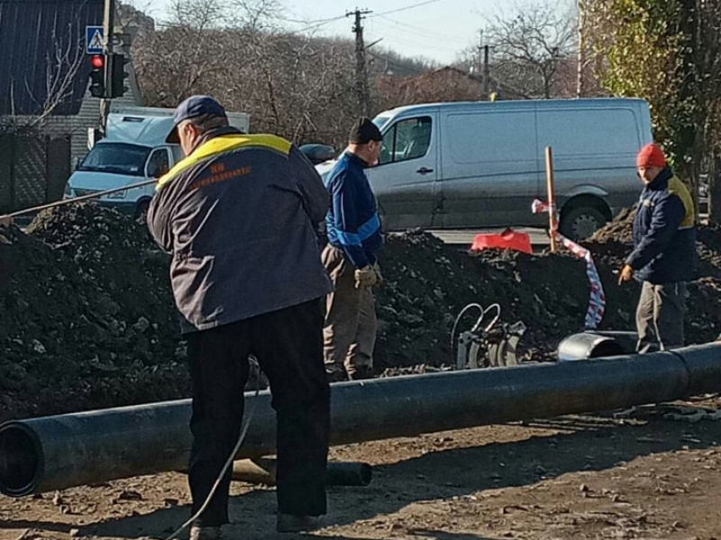У Новобаварському районі перекладають мережі водопостачання