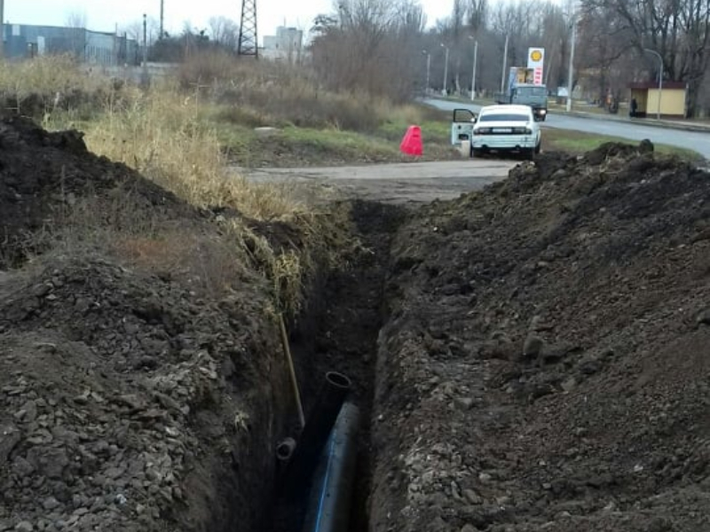 У Новобаварському районі перекладають мережі водопостачання