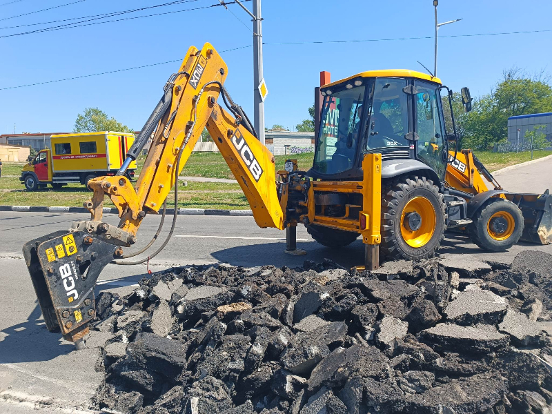 Бригади КП «Харківводоканал» продовжують відновлення колектора на проспекті Гагаріна