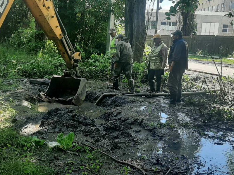 В Індустріальному районі оперативно усувають пошкодження на водоводах