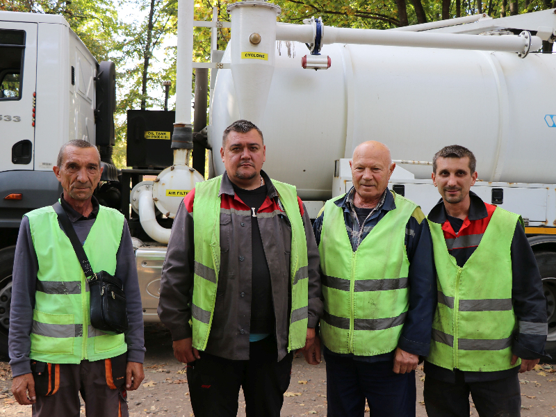 У Новобаварському районі перекладають колектор