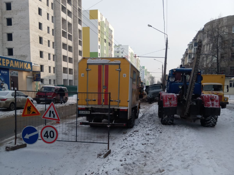 По вулиці Миру усувають аварію на водоводі