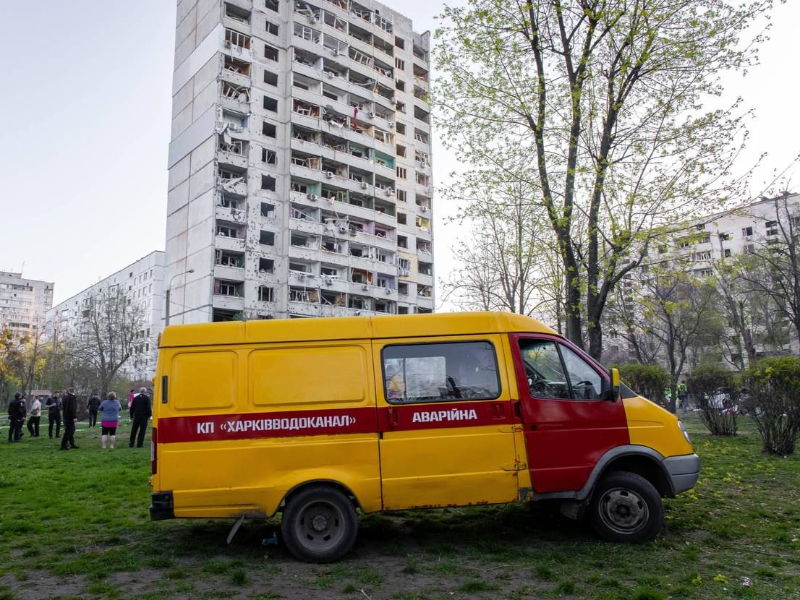 Ремонтники «Харківводоканалу» відновлюють комунікації у будинках після ракетного удару